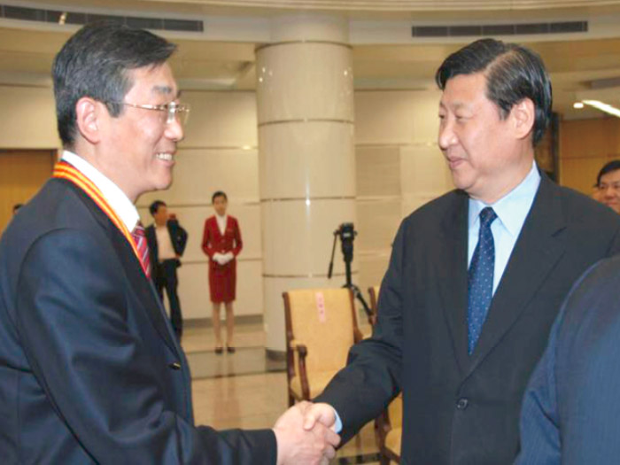  2007年時任上海市委書記習(xí)近平接見“第二屆上海市優(yōu)秀中國特色社會主義事業(yè)建設(shè)者”代表華黎